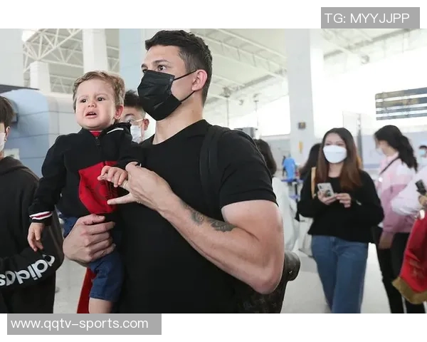 巴西街头偶遇前国脚艾克森身材依旧出众引发网友热议